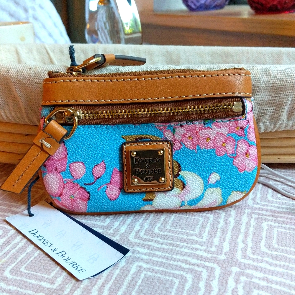 **NWT** Dooney and Bourke Hydrangea Coin case!!